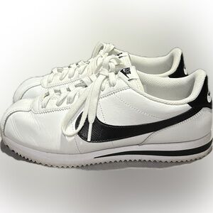 Nike Cortez Women’s size 8.5 (Men’s size 7) White/Black Style: DM4044-105